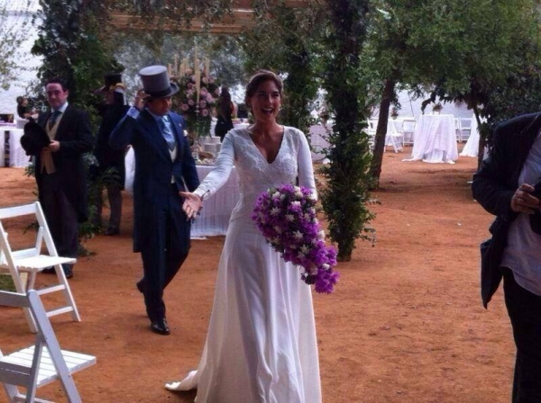 La novia sorprendió con un vestido de manga larga de Pronovias diseñado por ella misma